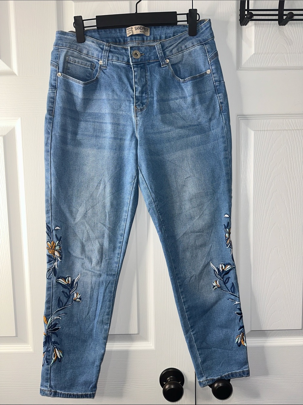 Sandpen Light Blue Cropped Jeans with Floral Embroidery